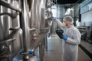 Hygiene und Temperaturkontrolle in der Lebensmittelproduktion – die Rolle von Edelstahlbehältern